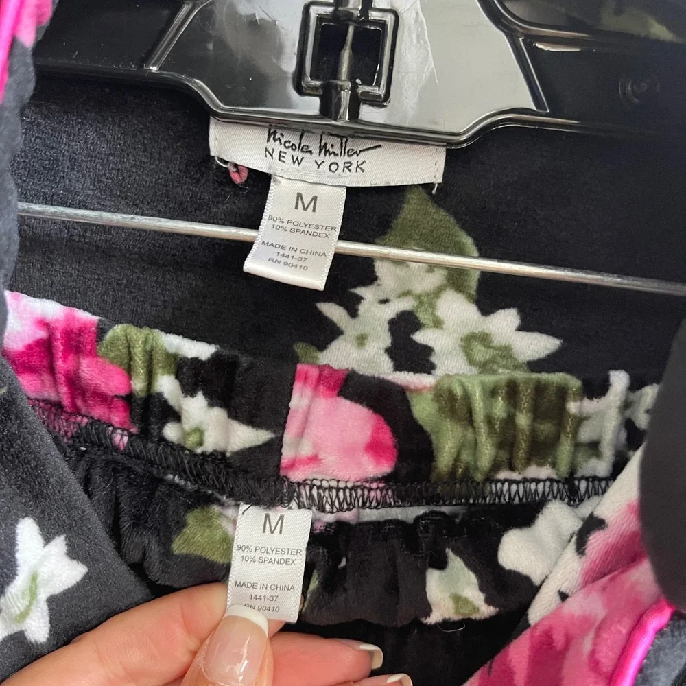 Nicole Miller Pajama Set Womens M Black Pink Floral Fleece Button Down Sleepwear